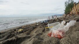 Kondisi sampah disalah satu pantai wilayah Kota Mataram, NTB
