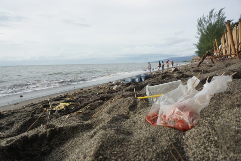 Kondisi sampah disalah satu pantai wilayah Kota Mataram, NTB