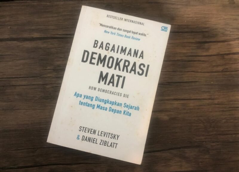 Buku How Democracies. Steven Levitsky dan Daniel Ziblatt mengupas bagaimana demokrasi mati, ciri dan menyelematkannya.