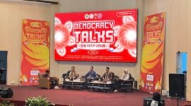 Badan Eksekutif Mahasiswa Fakultas Hukum, Ilmu Sosial, dan Ilmu Politik Universitas Mataram (BEM FHISIP UNRAM) menggelar diskusi publik bertajuk Democracy Talks dengan tema “Masa Depan Demokrasi Indonesia: Membangun Kepemimpinan yang Progresif dan Berintegritas,” di Gedung Dome Universitas Mataram pada Kamis (13/11/2025). Foto: Dok. Istimewa
