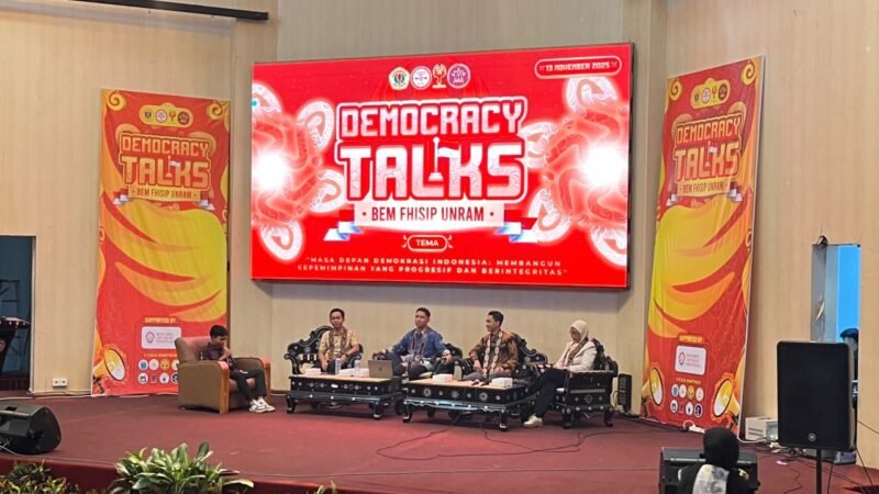 Badan Eksekutif Mahasiswa Fakultas Hukum, Ilmu Sosial, dan Ilmu Politik Universitas Mataram (BEM FHISIP UNRAM) menggelar diskusi publik bertajuk Democracy Talks dengan tema “Masa Depan Demokrasi Indonesia: Membangun Kepemimpinan yang Progresif dan Berintegritas,” di Gedung Dome Universitas Mataram pada Kamis (13/11/2025). Foto: Dok. Istimewa