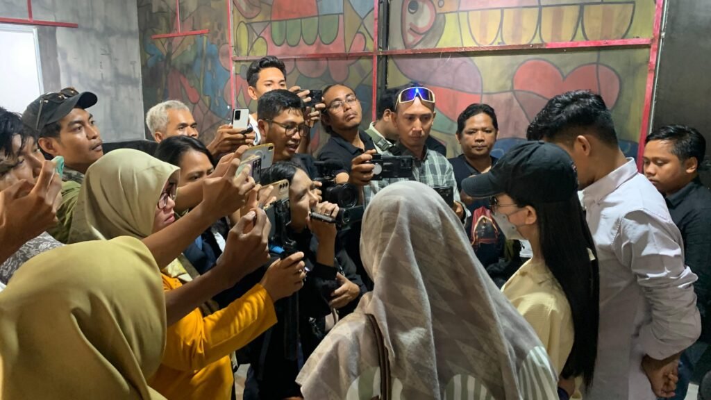 Deni Apriadi Rahman alias Dea Lipa pada Sabtu (15112025), ditemani oleh pihak keluarga dan perwakilan masyarakat Solidaritas untuk Kemanusiaan memberi tanggapan awak media.