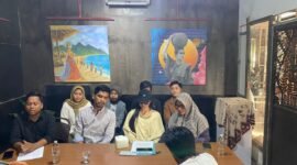 Konferensi Pers Deni Apriadi Rahman alias Dea Lipa pada Sabtu (15/11/2025), bersama pihak keluarga dan perwakilan masyarakat Solidaritas untuk Kemanusiaan.
Foto: Dok. Istimewa