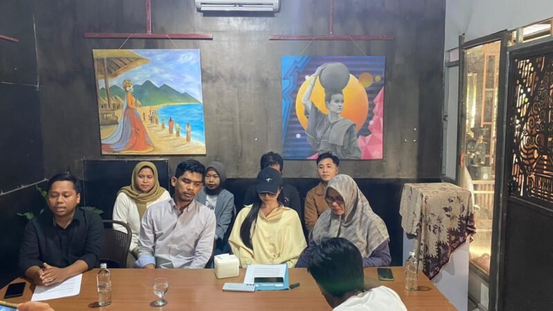 Konferensi Pers Deni Apriadi Rahman alias Dea Lipa pada Sabtu (15/11/2025), bersama pihak keluarga dan perwakilan masyarakat Solidaritas untuk Kemanusiaan.
Foto: Dok. Istimewa