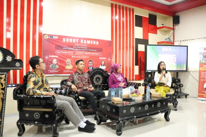 Diskusi Sorot Kamera Unram, Rabu (5/11/2025). (Dari Kanan) Ayu Riska Amelia, S.H.,M,H sebagai moderator, dan narasumber Dr. Zunureni, S.H., M.H., Dr. Rachman Maulana Kafrawi, S.H., M.H., dan Sirwani Yazid Bustami S.IP., MA. Foto: Dok. Sorot Kamera/Baiq Nurul Aini
