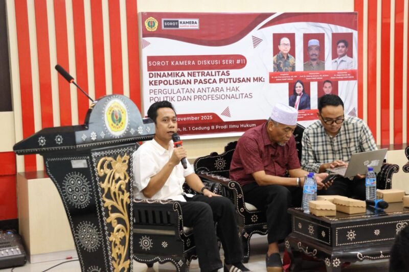Taufan dalam pengantar Diskusi Sorot Kamera Fakultas Hukum, Ilmu Sosial dan Ilmu Politik (FHISIP) Universitas Mataram (Unram) Edisi Ke-11 yang bertema “Dinamika Netralitas Kepolisian Pasca Putusan MK: Pergulatan Hak Politik dan Profesionalitas,” pada Rabu 26 November 2025. Foto: Dok. Sorot Kamera/Baiq Nurul Aini