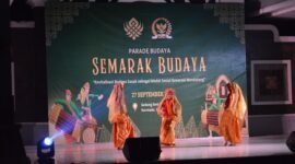 Penampilan Tari Adat Sumbawa pada Parade Budaya, Semarak Budaya Sasak Lombok di Gedung Seni Narmada Lombok Barat, sebagai bentuk kesatuan dan kedamaian Lombok-Sumbawa. Foto: Narasio/Abdul