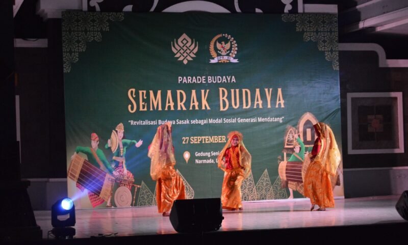 Penampilan Tari Adat Sumbawa pada Parade Budaya, Semarak Budaya Sasak Lombok di Gedung Seni Narmada Lombok Barat, sebagai bentuk kesatuan dan kedamaian Lombok-Sumbawa. Foto: Narasio/Abdul