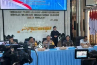 Kapolda Metro Jaya Irjen Pol Asep Edi Suheri (tengah) saat konferensi pers di Jakarta, Jumat (7/11/2025). Foto: ANTARAnews/Ilham Kausar.