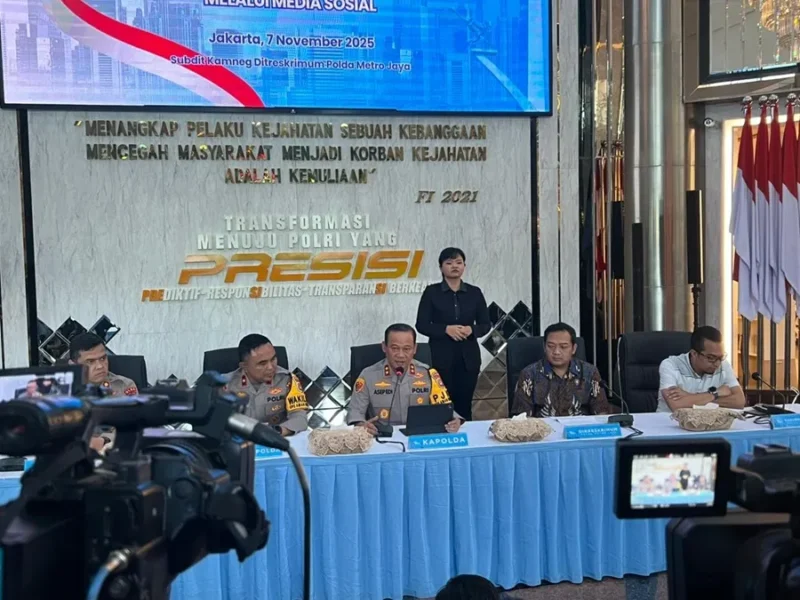 Kapolda Metro Jaya Irjen Pol Asep Edi Suheri (tengah) saat konferensi pers di Jakarta, Jumat (7/11/2025). Foto: ANTARAnews/Ilham Kausar.