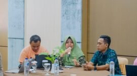 Psikolog Klinis, Rias Pratiwi Safitri, S.Psi., M.Psi. (Tengah) Foto: Dok. Istimewa