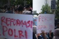 Aksi demonstrasi mahasiswa Nusa Tenggara Barat (NTB) dan dosen Universitas Mataram di Polda NTB, Selasa (21/3/2023), menuntut Reformasi POLRI. Foto: LPW NTB/Instagram