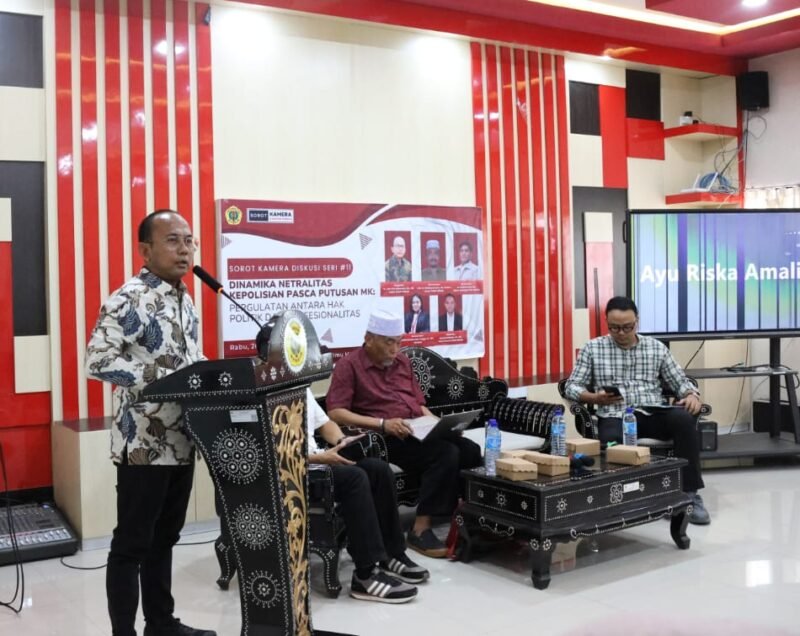 Dekan FHISIP Unram Dr. Lalu Wira Pria Suhartana, S.H., M.H., dalam sambutannya pada Diskusi Sorot Kamera Edisi Ke-11 dengan tema “Dinamika Netralitas Kepolisian Pasca Putusan MK: Pergulatan Hak Politik dan Profesionalitas”, Rabu (26/11). Foto: Sorot Kamera/Baiq Nurul Aini