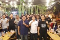 Taufan (Berdiri Paling Kanan), dengan mengenakan kaos bertuliskan "Keadilan Untuk Semesta", pada sesi foto bersama usai Diskusi Publik bertajuk “Menggugat Proyek Revetmen Gili Meno Yang Merusak Lingkungan” yang diselenggarakan oleh Jarak Institute (Jaringan Advokasi Rakyat) pada Selasa (2/12/2025) di Kedai Meeino Warking, Kota Mataram.