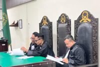 Yan Mangandar Putra (Paling Kanan) dan TIm Pembela Aliansi Mahasiswa dan Rakyat NTB pada Sidang Ekesepsi kedua di Pengadilan Negeri Mataram, Rabu (10/12/25). Foto: Dok. Istimewa