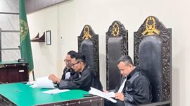 Yan Mangandar Putra (Paling Kanan) dan TIm Pembela Aliansi Mahasiswa dan Rakyat NTB pada Sidang Ekesepsi kedua di Pengadilan Negeri Mataram, Rabu (10/12/25). Foto: Dok. Istimewa