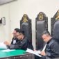 Yan Mangandar Putra (Paling Kanan) dan TIm Pembela Aliansi Mahasiswa dan Rakyat NTB pada Sidang Ekesepsi kedua di Pengadilan Negeri Mataram, Rabu (10/12/25). Foto: Dok. Istimewa