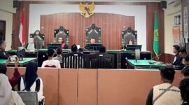 Suasana sidang pembacaan Putusan Sela di Pengadilan Negeri Mataram, Dakwaan Batal Demi Hukum, 6 Aktivis Demokrasi di Mataram Resmi Dibebaskan pada Rabu (17/12/2025). Foto: Dok. Istimewa