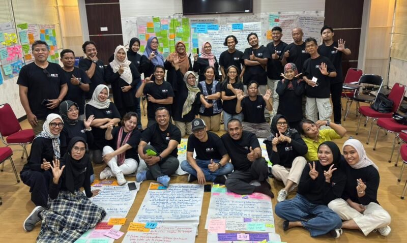 Sekretariat Nasional Civic Engagement Alliance (CEA), yang berfokus pada penguatan kapasitas dan kolaborasi Organisasi Masyarakat Sipil (OMS), sukses menutup rangkaian Focus Group Discussion (FGD) hari kedua. Diskusi intensif ini digelar pada Sabtu, 13 Desember 2025, mulai pukul 08.00 hingga 17.30 Wita, bertempat di Fakultas Hukum, Ilmu Sosial, dan Ilmu Politik (FH-ISIP), Universitas Mataram. Foto: Dok. Istimewa