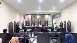 Sidang keempat dengan nomor perkara 756/Pid.B/2025/PN Mtr ini, Tim Pembela Aliansi Mahasiswa dan Rakyat NTB menyampaikan tanggapan pendapat Jaksa Penuntut Umum (JPU). Sidang di PN Mataram, dipimpin oleh Hakim Ketua Rosihan Luthfi, SH.,MH pada momentum peringatan Hari Hak Asasi Manusia (HAM) Internasional yang jatuh pada 10 Desember 2025.  Foto: Dok. Istimewa