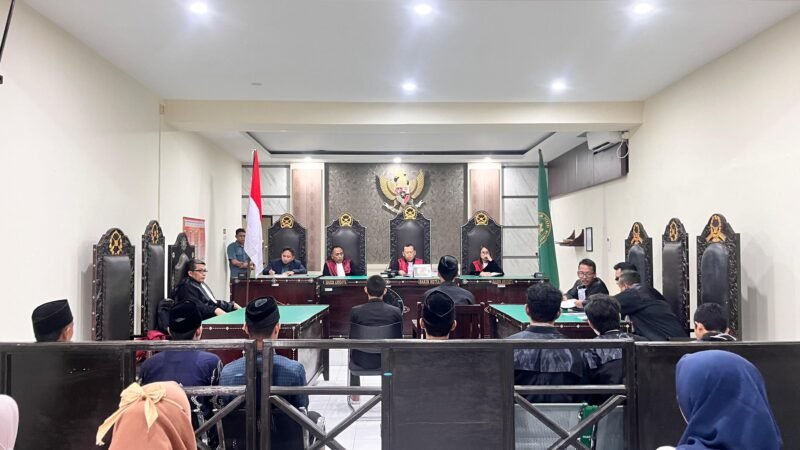 Sidang keempat dengan nomor perkara 756/Pid.B/2025/PN Mtr ini, Tim Pembela Aliansi Mahasiswa dan Rakyat NTB menyampaikan tanggapan pendapat Jaksa Penuntut Umum (JPU). Sidang di PN Mataram, dipimpin oleh Hakim Ketua Rosihan Luthfi, SH.,MH pada momentum peringatan Hari Hak Asasi Manusia (HAM) Internasional yang jatuh pada 10 Desember 2025.  Foto: Dok. Istimewa