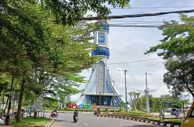 Tugu Mataram Metro yang terletak di Bundaran Jalan Lingkar Selatan Mataram sebagai pintu masuk wilayah Kota Mataram.  Foto: Dok. Istimewa
