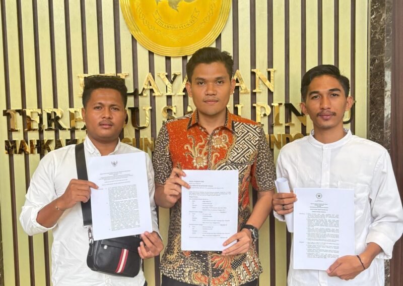 Empat mahasiswa dan paralegal Nusa Tenggara Barat secara resmi mendaftarkan permohonan keberatan hak uji materiil ke Mahkamah Agung terkait Peraturan Kepolisian Negara Republik Indonesia (Perpol) Nomor 10 Tahun 2025. Foto: Dok. Istimewa