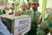 Sejumlah pelajar memberikan uang sakunya untuk didonasikan kepada korban bencana alam, di Madrasah Ibtidaiyah Negeri 2 Kediri, Jawa Timur, Rabu (03/12/25). Foto: Antara/Prasetia Fauzani