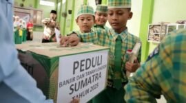 Sejumlah pelajar memberikan uang sakunya untuk didonasikan kepada korban bencana alam, di Madrasah Ibtidaiyah Negeri 2 Kediri, Jawa Timur, Rabu (03/12/25). Foto: Antara/Prasetia Fauzani