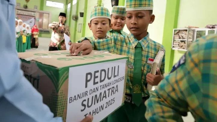 Sejumlah pelajar memberikan uang sakunya untuk didonasikan kepada korban bencana alam, di Madrasah Ibtidaiyah Negeri 2 Kediri, Jawa Timur, Rabu (03/12/25). Foto: Antara/Prasetia Fauzani