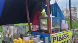 Seorang perempuan penjual makanan Pisang Goreng sedang menyiapkan dagangannya di Kota Mataram, NTB. Foto: Dok. Istimewa