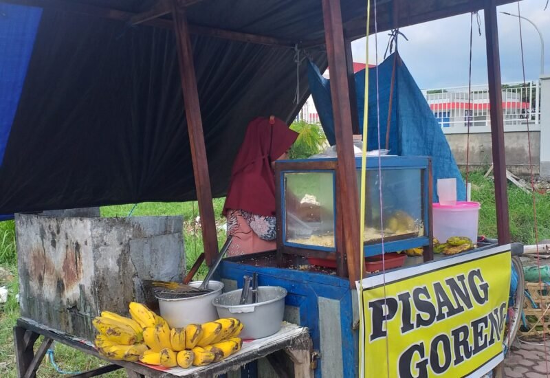 Seorang perempuan penjual makanan Pisang Goreng sedang menyiapkan dagangannya di Kota Mataram, NTB. Foto: Dok. Istimewa
