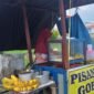 Seorang perempuan penjual makanan Pisang Goreng sedang menyiapkan dagangannya di Kota Mataram, NTB. Foto: Dok. Istimewa