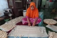 Salah satu pemilik jajanan khas Bima, NTB, sedang membuat kue bunga (pangaha bunga) di wilayah Sila, Kec. Sila, Kab. Bima. Foto: Dok. Istimewa