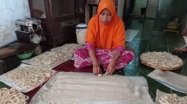 Salah satu pemilik jajanan khas Bima, NTB, sedang membuat kue bunga (pangaha bunga) di wilayah Sila, Kec. Sila, Kab. Bima. Foto: Dok. Istimewa