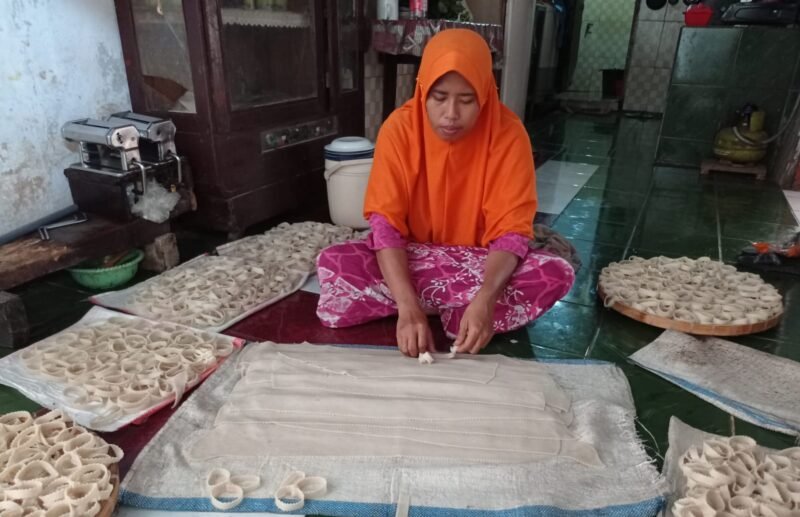 Salah satu pemilik jajanan khas Bima, NTB, sedang membuat kue bunga (pangaha bunga) di wilayah Sila, Kec. Sila, Kab. Bima. Foto: Dok. Istimewa