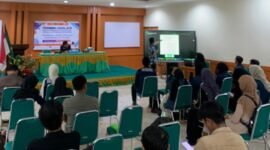 Taufan menyampaikan materi dalam kegiatan Training Legislatif Dewan Perwakilan Mahasiswa Universitas Muhammadiyah Mataram pada Kamis (4/12/2025).