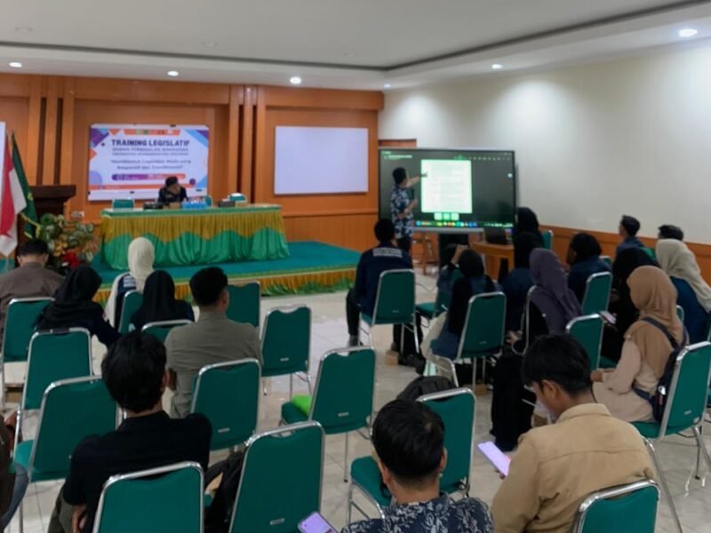 Taufan menyampaikan materi dalam kegiatan Training Legislatif Dewan Perwakilan Mahasiswa Universitas Muhammadiyah Mataram pada Kamis (4/12/2025).