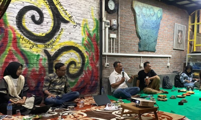 Pemaparan Yan Mangandar Putra pada Literasi Hukum - Hukum Pidana Nasional Perubahan Substansi & Perangkat Peradilan”, Sabtu (1712026) di Ruang Tumbuh Merdeka. Foto: Hamzah/PBH LPW NTB