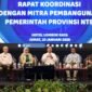 Badan Perencanaan Pembangunan Daerah Pemerintah Provinsi Nusa Tenggara Barat menggelar Rapat Koordinasi bersama Mitra Pembangunan. Hadir Gubernur NTB, Dr. Muhammad Iqbal, jajaran Bappeda NTB, OPD, BUMN, BUMD serta berbagai perwakilan organisasi masyarakat sipil dan swasta mitra pembangunan yang beroperasi di wilayah NTB. Foto: Yunita/LPW NTB