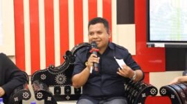 Dosen Ilmu Komunikasi Aurelius Rofinus Lolong Teluma, S.S., M.A., memperingatkan adanya ketimpangan relasi kuasa yang berpotensi menjadikan pasal-pasal dalam KUHP sebagai alat pembungkam kritik, terutama bagi warganet (netizen), dalam diskusi Sorot Kamera Edisi ke-13 yang bertajuk 