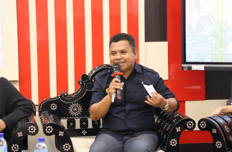 Dosen Ilmu Komunikasi Aurelius Rofinus Lolong Teluma, S.S., M.A., memperingatkan adanya ketimpangan relasi kuasa yang berpotensi menjadikan pasal-pasal dalam KUHP sebagai alat pembungkam kritik, terutama bagi warganet (netizen), dalam diskusi Sorot Kamera Edisi ke-13 yang bertajuk 