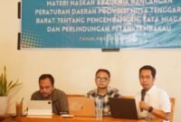 Pemerintah Provinsi Nusa Tenggara Barat (NTB) bekerja sama dengan Universitas Mataram (Unram) menggelar Focus Group Discussion (FGD) guna membahas dan menyempurnakan “Materi Naskah Akademik Rancangan Peraturan Daerah (Raperda) tentang Pengembangan Tata Niaga dan Perlindungan Petani Tembakau”. Narasumber langsung dari Tim Penyusun Naskah Akademik Raperda yaitu Taufan, SH., MH. dan Agung Setiawan, SH., MH. Kegiatan ini menghadirkan berbagai elemen mulai dari akademisi, aktivis, hingga mahasiswa. Foto: Owen Candra/LPW NTB