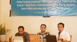 Pemerintah Provinsi Nusa Tenggara Barat (NTB) bekerja sama dengan Universitas Mataram (Unram) menggelar Focus Group Discussion (FGD) guna membahas dan menyempurnakan “Materi Naskah Akademik Rancangan Peraturan Daerah (Raperda) tentang Pengembangan Tata Niaga dan Perlindungan Petani Tembakau”. Narasumber langsung dari Tim Penyusun Naskah Akademik Raperda yaitu Taufan, SH., MH. dan Agung Setiawan, SH., MH. Kegiatan ini menghadirkan berbagai elemen mulai dari akademisi, aktivis, hingga mahasiswa. Foto: Owen Candra/LPW NTB