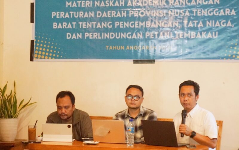 Pemerintah Provinsi Nusa Tenggara Barat (NTB) bekerja sama dengan Universitas Mataram (Unram) menggelar Focus Group Discussion (FGD) guna membahas dan menyempurnakan “Materi Naskah Akademik Rancangan Peraturan Daerah (Raperda) tentang Pengembangan Tata Niaga dan Perlindungan Petani Tembakau”. Narasumber langsung dari Tim Penyusun Naskah Akademik Raperda yaitu Taufan, SH., MH. dan Agung Setiawan, SH., MH. Kegiatan ini menghadirkan berbagai elemen mulai dari akademisi, aktivis, hingga mahasiswa. Foto: Owen Candra/LPW NTB