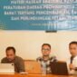 Pemerintah Provinsi Nusa Tenggara Barat (NTB) bekerja sama dengan Universitas Mataram (Unram) menggelar Focus Group Discussion (FGD) guna membahas dan menyempurnakan “Materi Naskah Akademik Rancangan Peraturan Daerah (Raperda) tentang Pengembangan Tata Niaga dan Perlindungan Petani Tembakau”. Narasumber langsung dari Tim Penyusun Naskah Akademik Raperda yaitu Taufan, SH., MH. dan Agung Setiawan, SH., MH. Kegiatan ini menghadirkan berbagai elemen mulai dari akademisi, aktivis, hingga mahasiswa. Foto: Owen Candra/LPW NTB