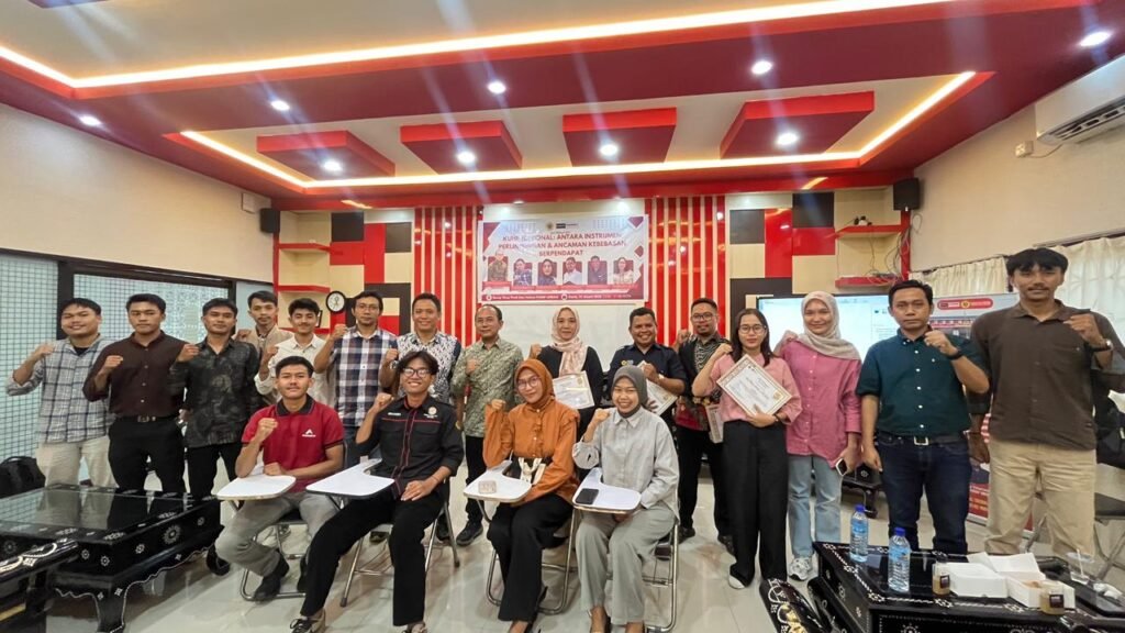 Foto Bersama usai Diskusi Sorot Kamera Seri 13 pada Kamis (220126) di Ruang Video Conference Prodi Ilmu Hukum FHISIP Unram. Foto Baiq Nurul AiniSorot Kamera