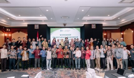 Badan Perencanaan Pembangunan Daerah (BAPPEDA) Provinsi Nusa Tenggara Barat menggelar Workshop Pelestarian Mangrove Berkelanjutan. Kegiatan berlangsung di Hotel Lombok Raya Mataram, Kamis, 26 Februari 2026.