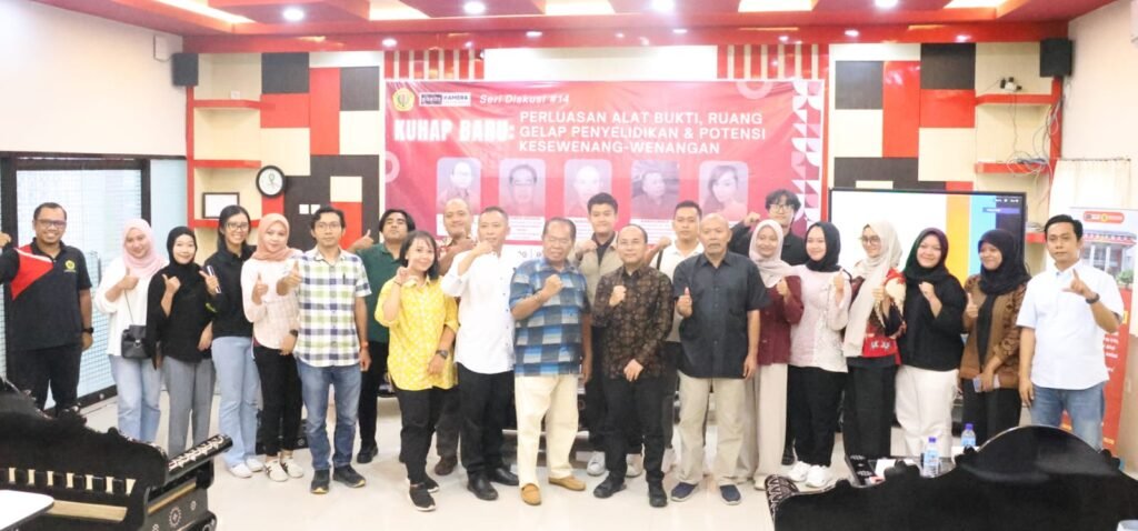 Foto Bersama pada Sorot Kamera Seri ke-14 bertajuk “KUHAP Baru Perluasan Alat Bukti, Ruang Gelap Penyelidikan & Potensi Kesewenan