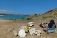 POTRET: Seorang anak perempuan sedang berjualan di Bukit Seger, Kawasan Ekonomi Khusus Mandalika. Sektor pariwisata merupakan instrumen utama untuk menurunkan angka kemiskinan di NTB. Foto: Mu'amar Adfal/LPW NTB